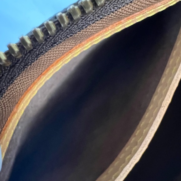 Authentic Louis Vuitton Speedy 35 Monogram ๐ - Picture 10 of 17